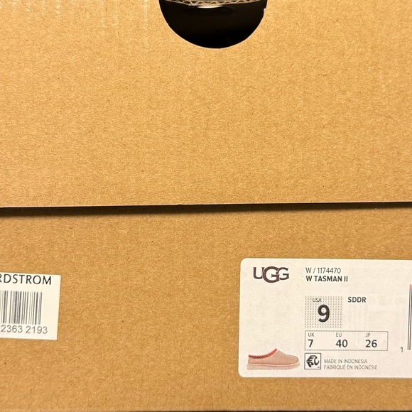 New in Box UGG Tasman Slippers in Sand/Dark Cherry - women’s size 9 - Picture 4 of 5